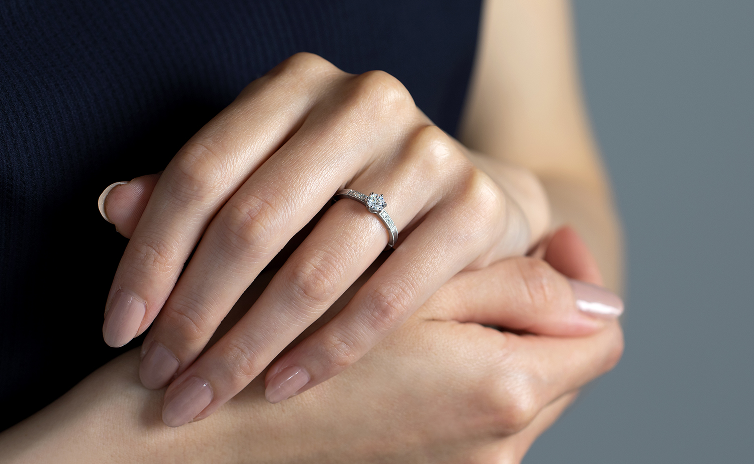 婚約指輪 ステージ ダイヤモンド サイドストーン リング（E221-02-01417-D）