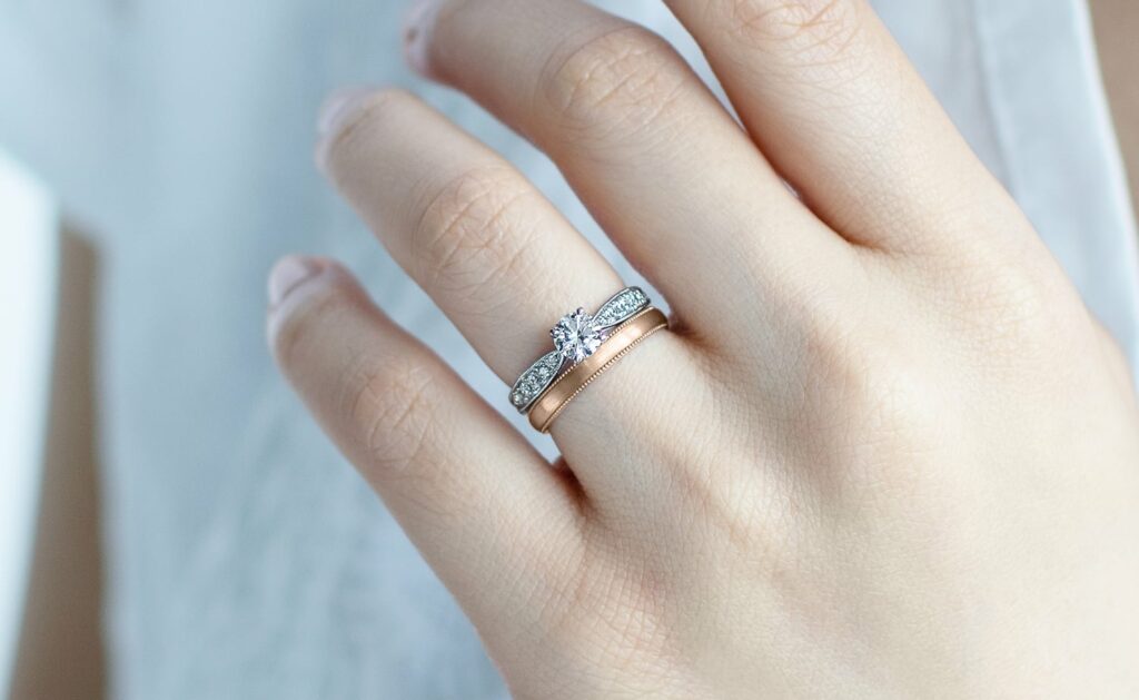 婚約指輪と結婚指輪のおしゃれな重ね付けは？-普段使いできるハーフエタニティリング - BRILLIANCE+ - ブリリアンス・プラス