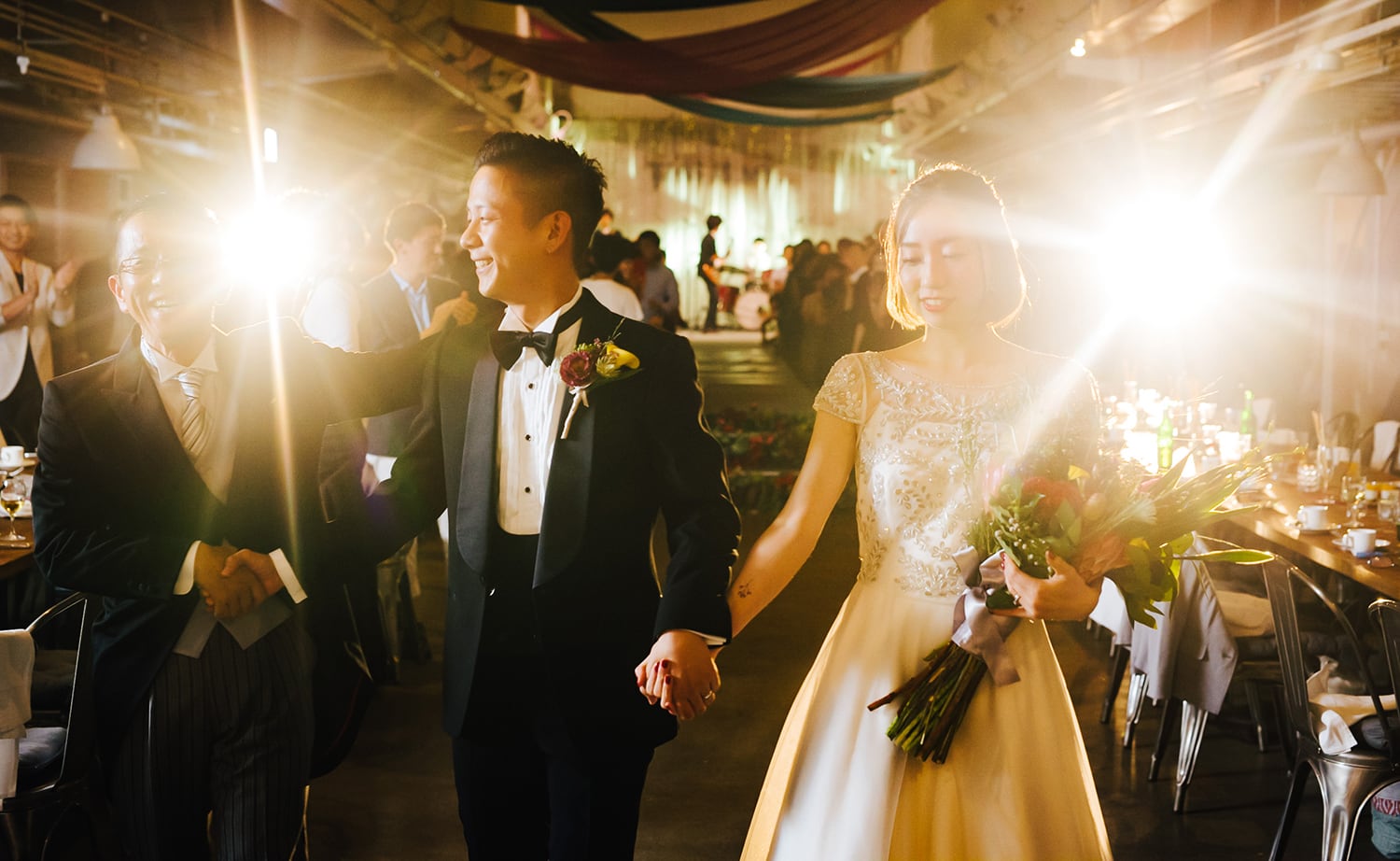 結婚式 新郎の衣装はスーツ タキシード カラー別の実例を紹介 Brilliance ブリリアンスプラス 結婚式 新郎の衣装はスーツ タキシード カラー別の実例を紹介 Brilliance ブリリアンスプラス