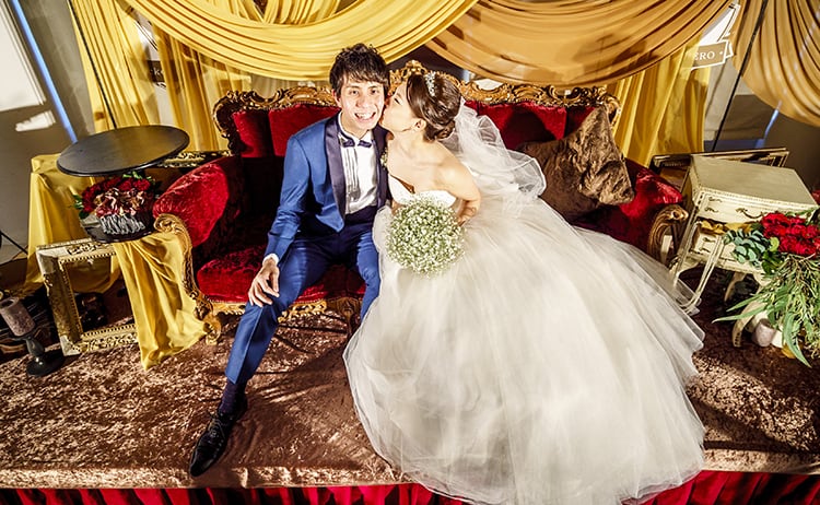 結婚式】新郎の衣装はスーツ?タキシード?カラー別の実例を紹介