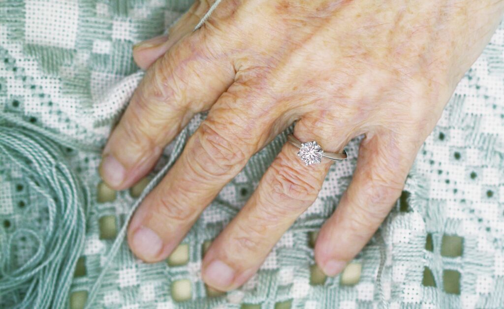 ダイヤモンドリングをはめたおばあちゃんの手