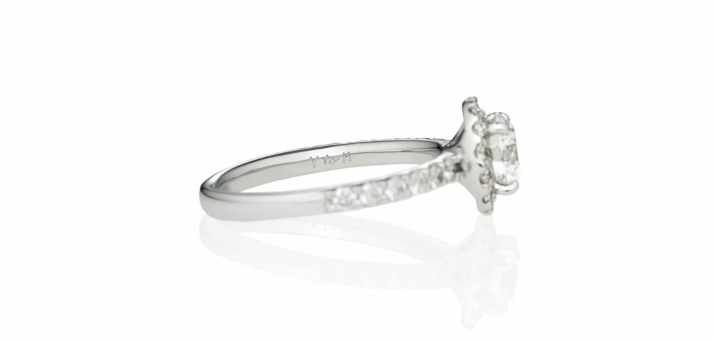 婚約指輪の刻印例 ダイヤモンドリング(E221-02-01228-D)