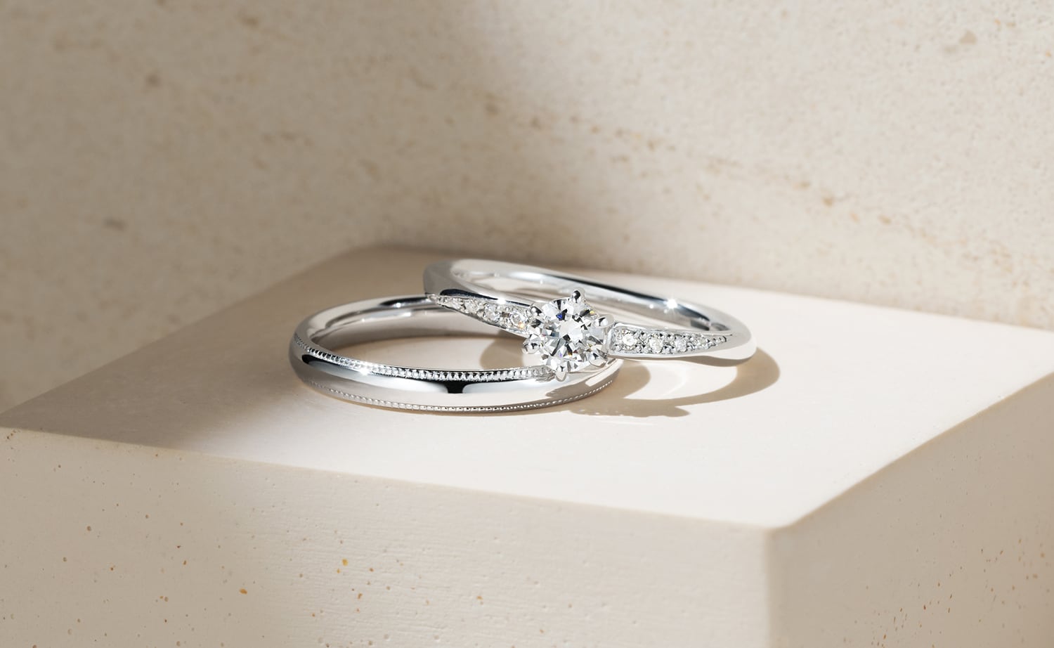 婚約指輪 メテオール、結婚指輪 オーバル ミルグレイン（E221-02-01232-D、M22L-02-01500A-13）